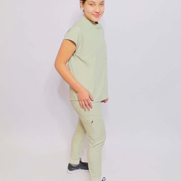 New nursing scrubs - Picture 5 of 6